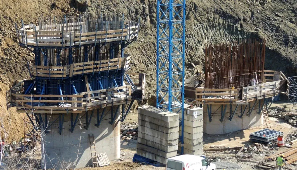 Viyadük ayaklarında kalıp ve donatı imalatı
